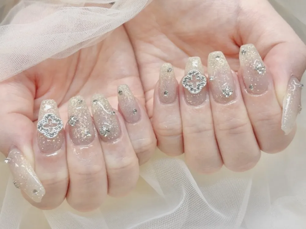 キラキラ×ビジューネイル