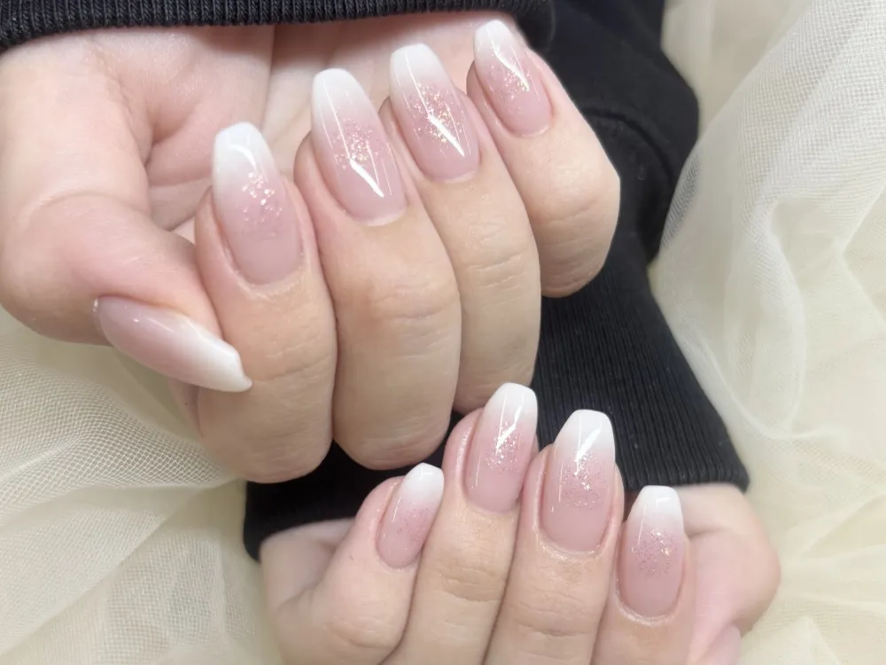 シンプル白グラネイル