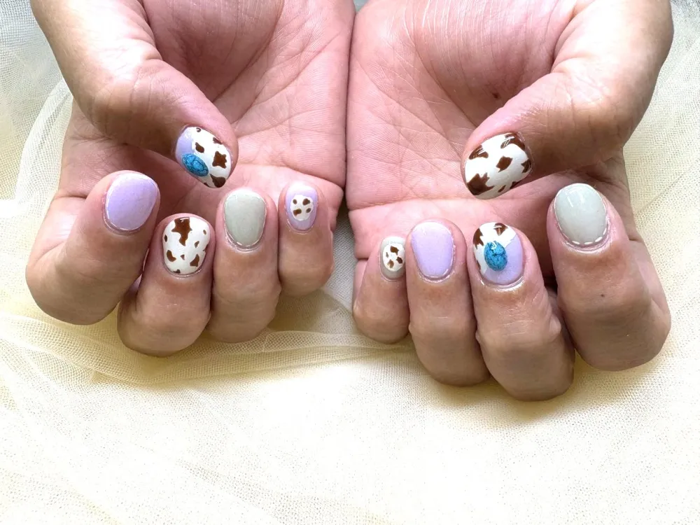 カウ柄ターコイズビジューネイル