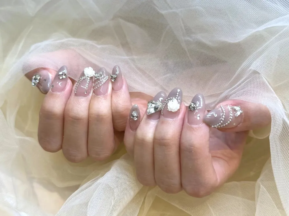 グレージュローズビジューネイル