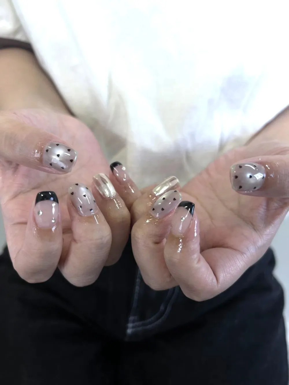 黒フレンチハートドットネイル