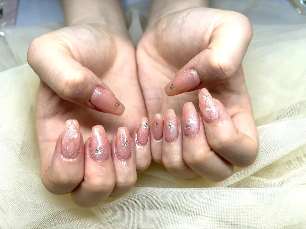 花びらグリッターネイル
