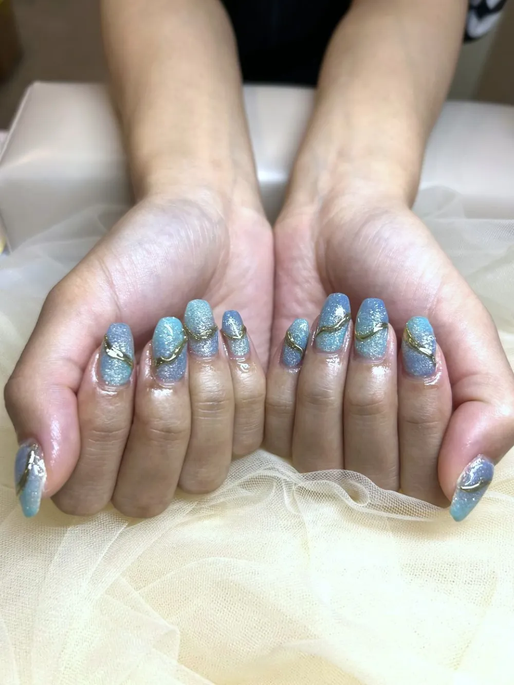ブルーグリッター花ネイル