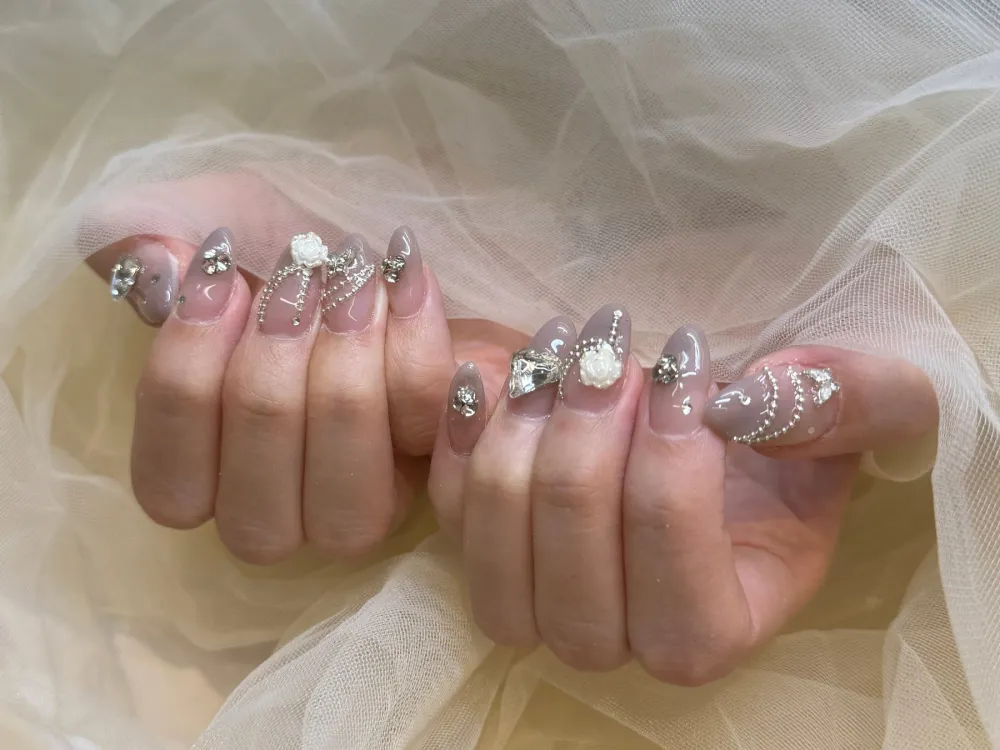 グレージュ花ビジューネイル