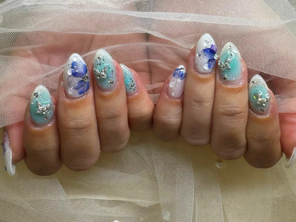 ミントブルー蝶ビジューネイル