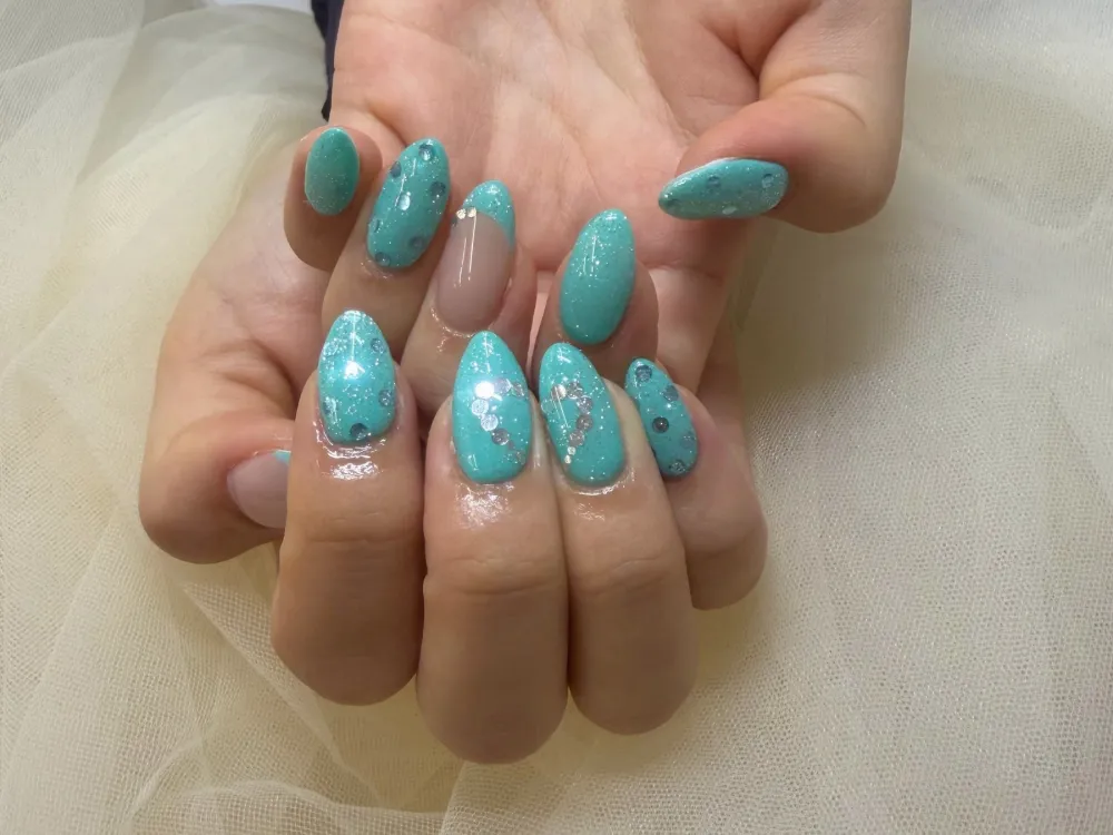 ターコイズビジューネイル