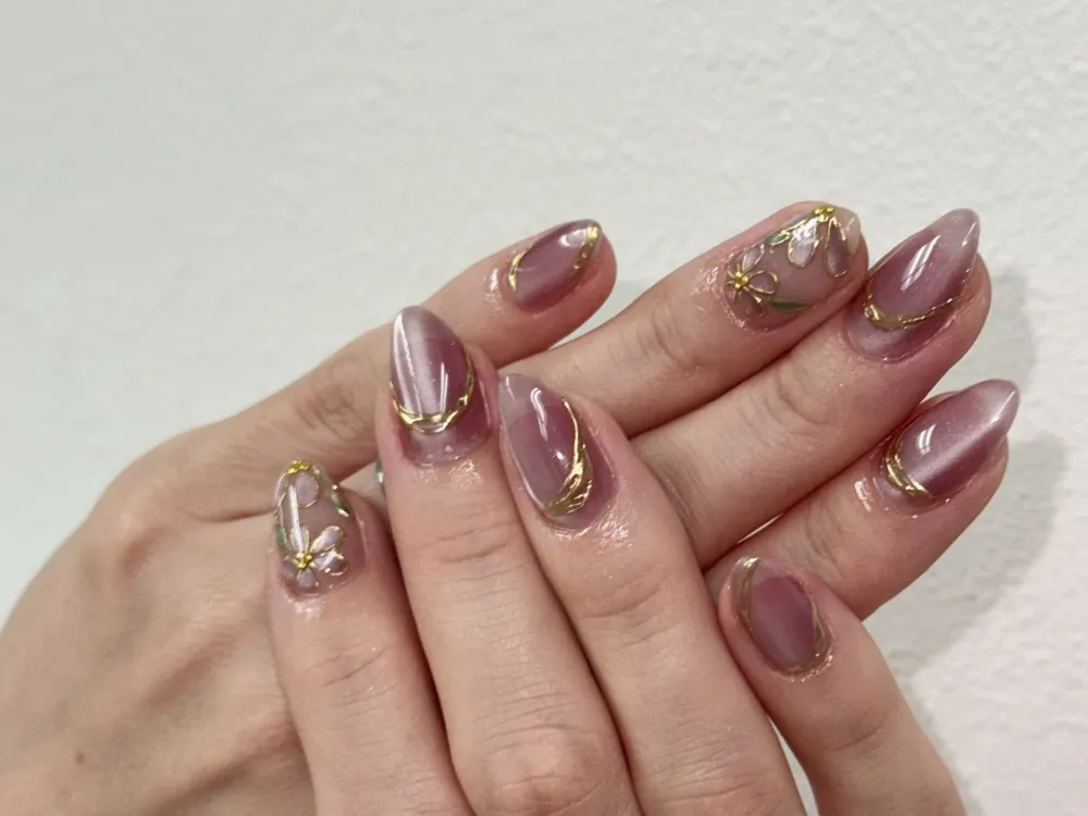 モーヴピンク花ゴールドネイル