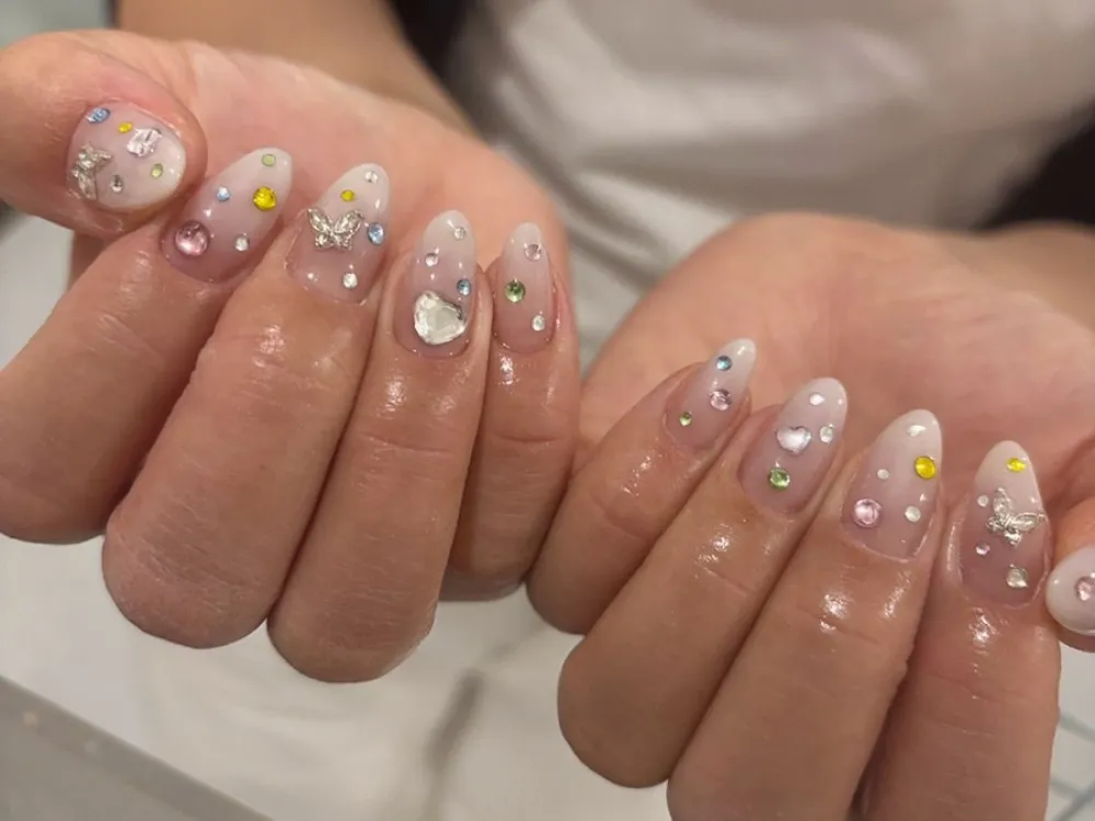 カラフルビジュー蝶ハートネイル