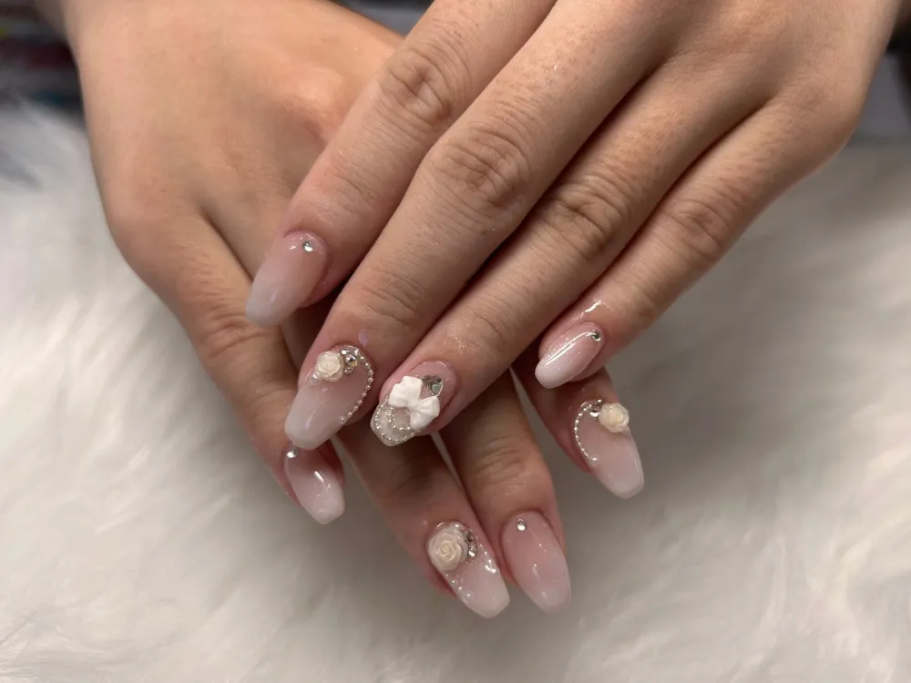 ホワイト花リボンビジューネイル